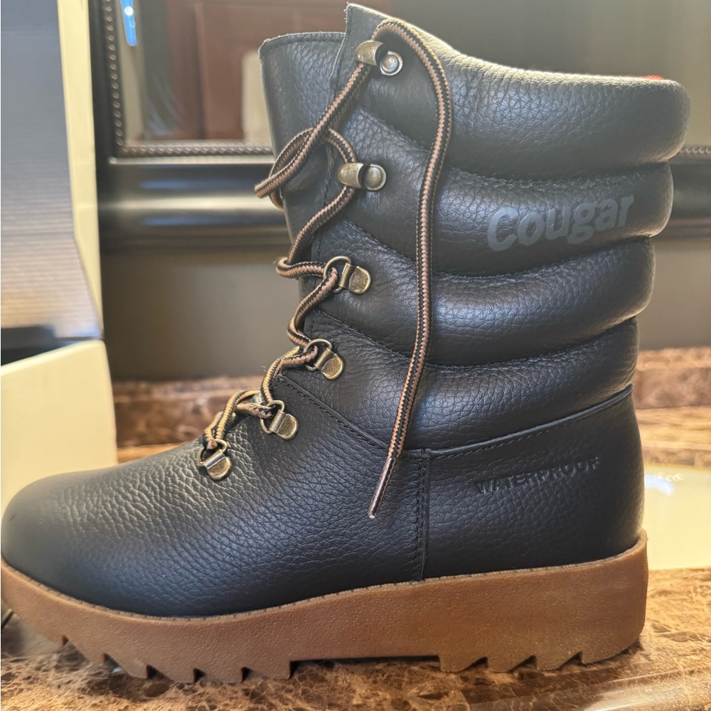 Cougar original pillow boots, women's s size 9, black waterproof.